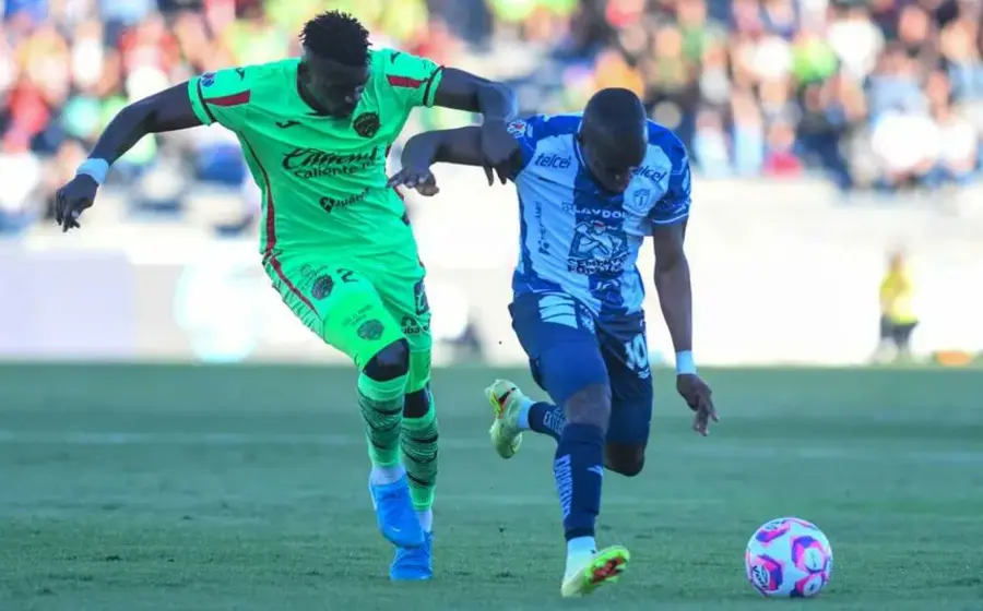 Jugadores de FC Juárez y Pachuca disputan el balón durante el partido decisivo por el último boleto a la liguilla del fútbol mexicano.