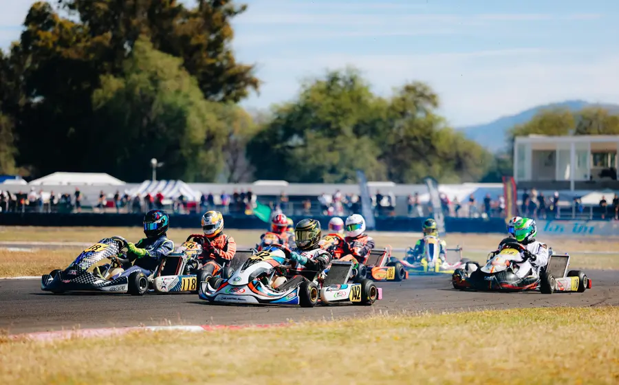 El piloto Luis Fernando 'Fercho' Suárez compitiendo en su kart durante su primer año en la categoría, en la que logró subir al podio.