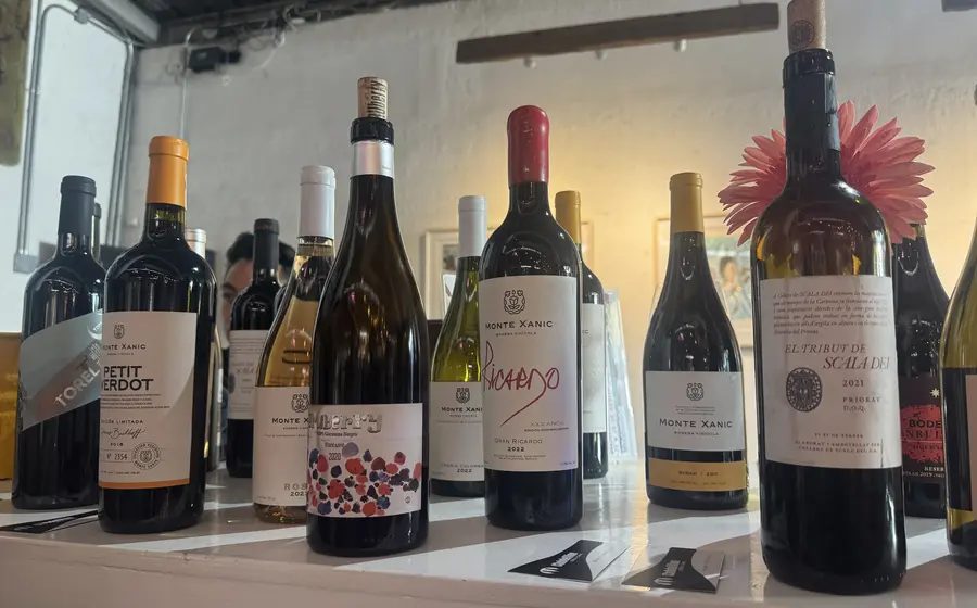 Expositores de vino nacional e internacional presentan sus productos durante el 12 Fevo, un festival que celebra la riqueza cultural de la bebida.