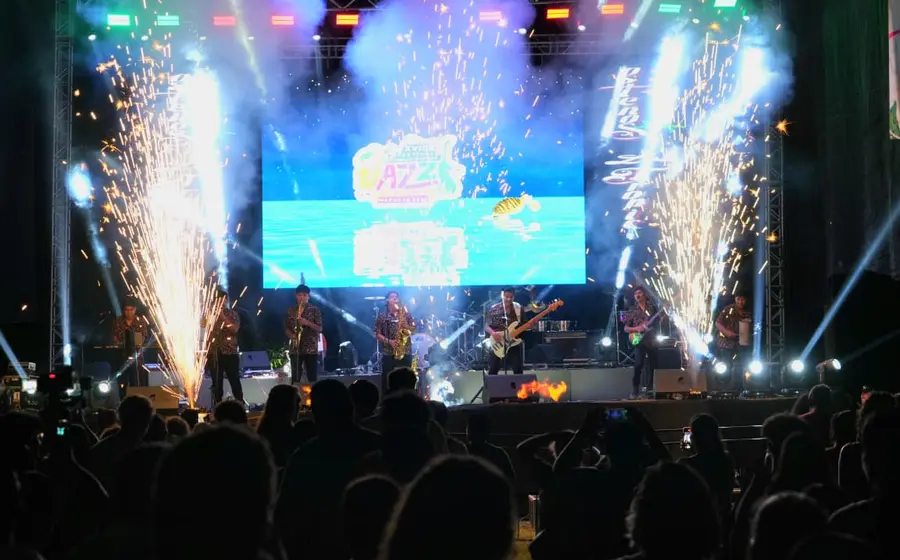 Miles de visitantes se congregan para disfrutar del ambiente del Festival Internacional de Jazz y Algo Más 2025 en la playa de Mazunte.