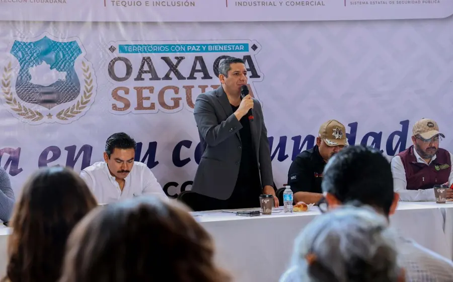 Funcionarios de la FGEO y comerciantes de la Central de Abasto durante una reunión para definir el nuevo plan de seguridad y justicia.