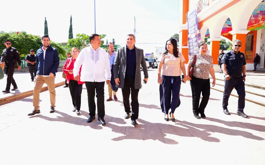 Personal de la Fiscalía General del Estado de Oaxaca (FGEO) atendiendo a ciudadanos para acercar los servicios de procuración de justicia a su territorio.