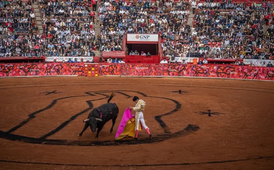 Una escena clásica de la fiesta brava, que ilustra la arraigada y controversial tradición taurina que se vive en México.