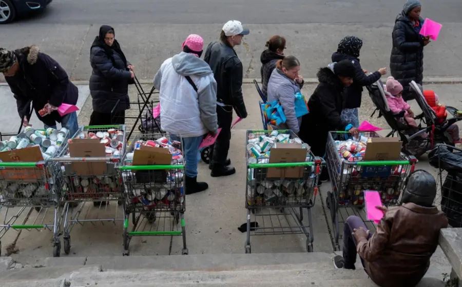 Un grupo de personas hace fila para recoger alimentos de donación en la sede de la organización Care for Real en Chicago.