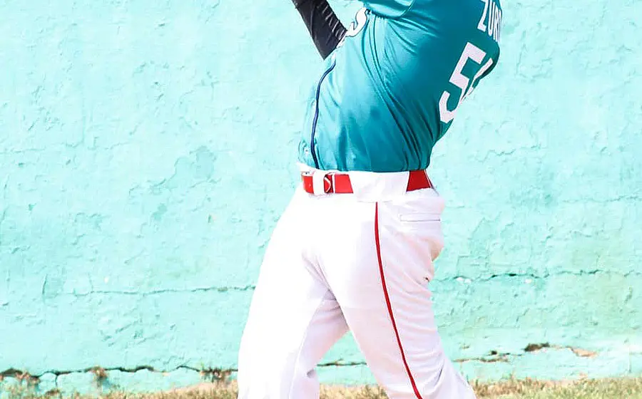 Un jugador de béisbol en acción durante el partido final de la Liga Vasconcelos, dando su máximo esfuerzo en busca del título.