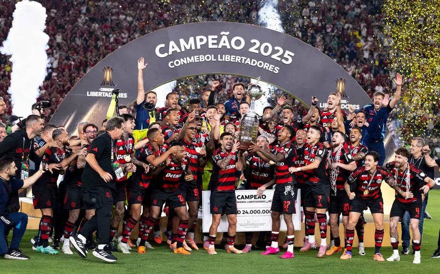 El equipo brasileño Flamengo celebra la conquista de su cuarto título de la Copa Libertadores, convirtiéndose en el primer tetracampeón de Brasil.