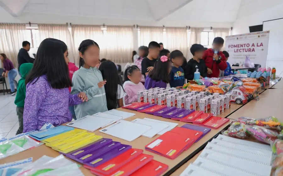 El programa Fomento a la Lectura realiza la donación de libros a los beneficiarios para garantizar el acceso a la cultura y recreación.
