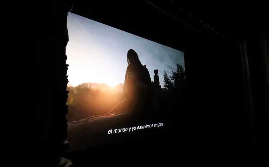 Proyección de la película Frankenstein, dirigida por Guillermo del Toro, en la pantalla del icónico Teatro Macedonio Alcalá de Oaxaca.