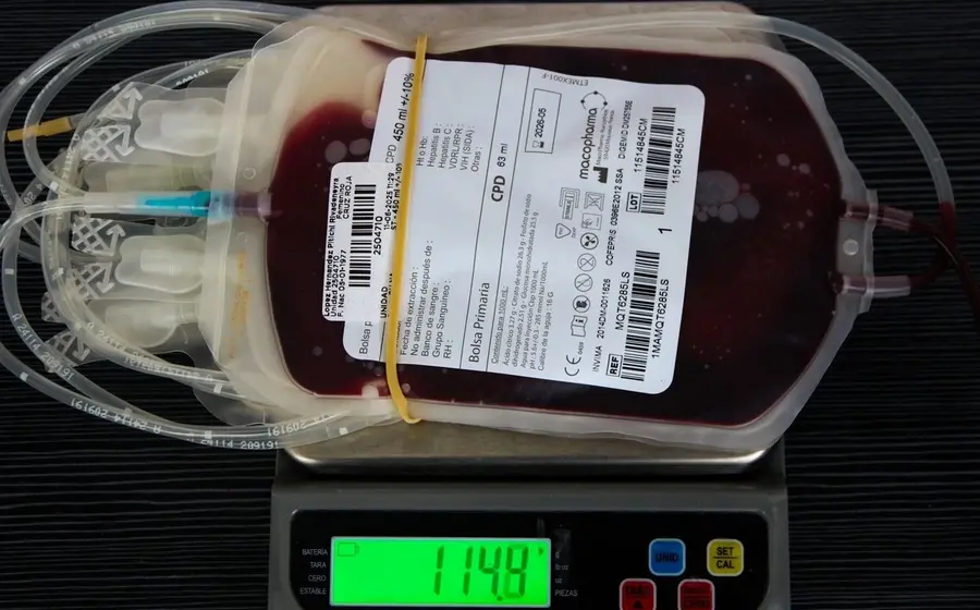 Una bolsa de donación de sangre, utilizada como imagen de archivo para ilustrar la alerta sobre fraudes en las solicitudes de donantes.