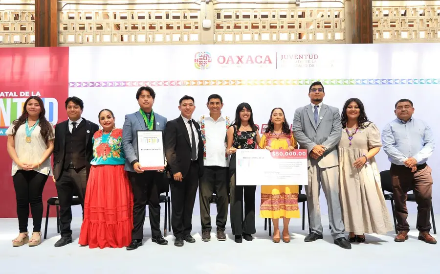 Un grupo de los catorce jóvenes ganadores del Premio Estatal de la Juventud 2025 posando durante la ceremonia de premiación.