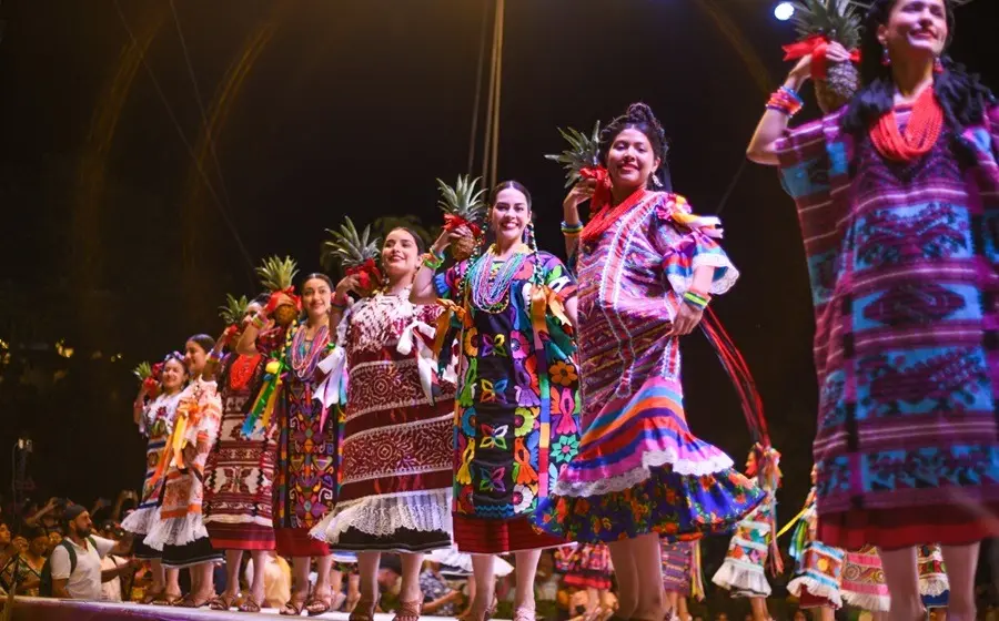 La tradicional fiesta de la Guelaguetza del Mar 2025 se celebra en una de las playas emblemáticas de Puerto Escondido, Oaxaca.
