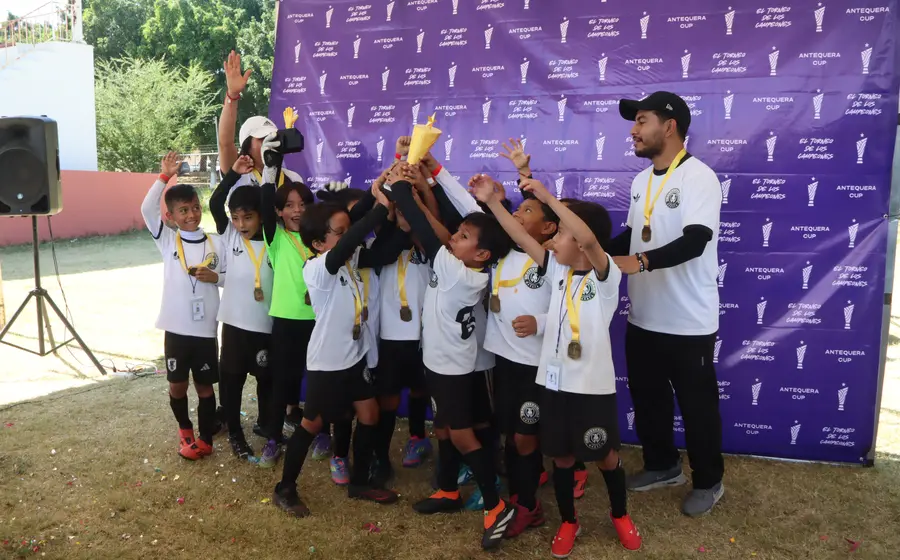 El equipo Guerreros Oaxaca celebra su coronación como campeón de la Antequera Cup 2025, celebrada en la Villa de Zaachila.