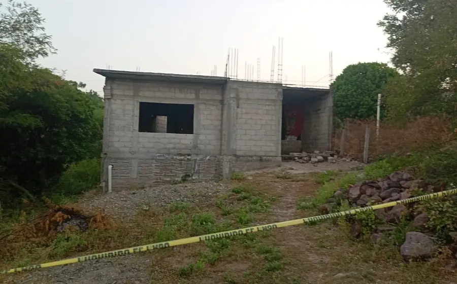 El cuerpo de Armando, alias 'La Jaiba', encontrado sin vida dentro de una casa junto a armas punzocortantes y pipas para estupefacientes.