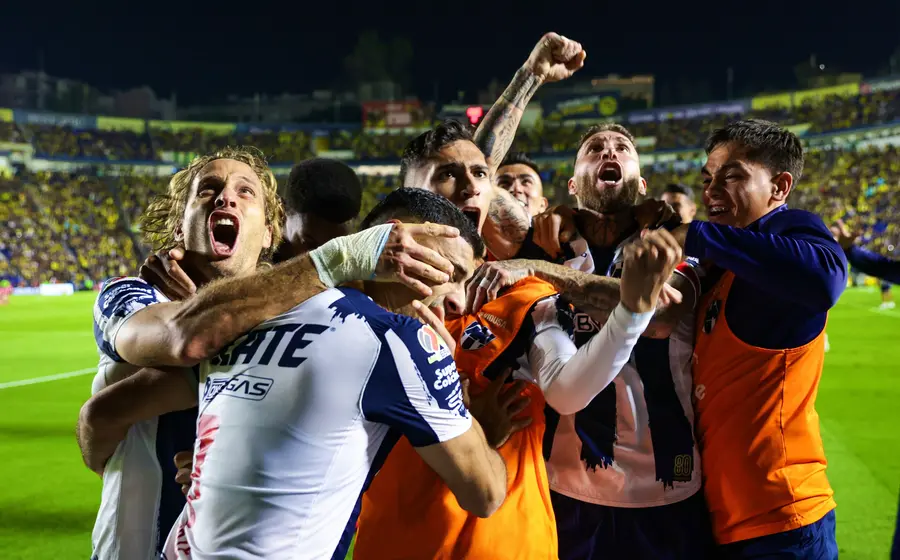 Jugadores de los Rayados de Monterrey celebran con euforia la victoria decisiva sobre el Club América, logrando una memorable hazaña en el partido.