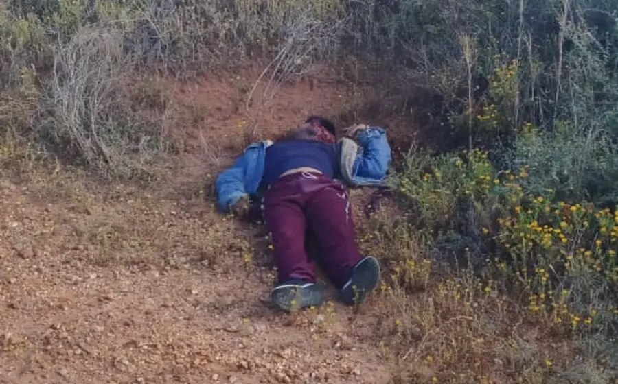 Escena del crimen en Miahuatlán de Porfirio Díaz, donde un hombre fue localizado sin vida con varios impactos de arma de fuego.