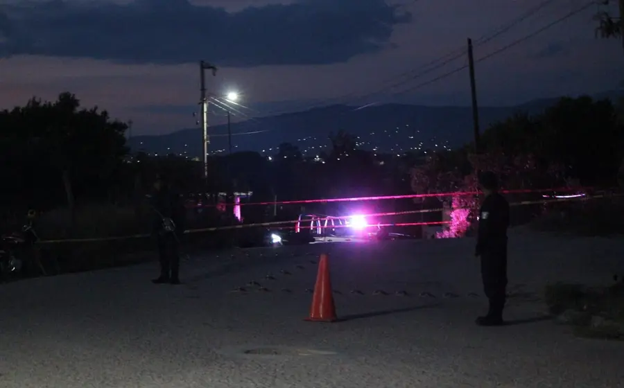La escena del crimen donde fue hallado sin vida un hombre ejecutado, quien según informes era buscado por la ley y sus rivales.