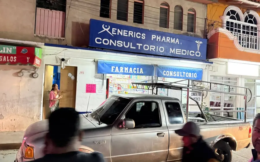 Escena del crimen en el centro de Miahuatlán de Porfirio Díaz, donde un hombre fue ejecutado al interior de su camioneta.