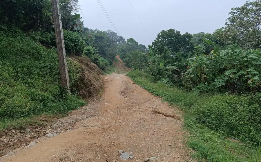 Habitantes de Nativitas Coatlán señalan los graves hundimientos de tierra en su comunidad, un problema que atribuyen al abandono de las autoridades.
