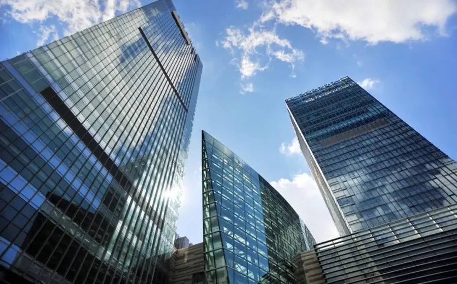 Una gran empresa o corporativo que ilustra cómo los grandes negocios pueden afrontar las alzas en costos por la reforma a la jornada laboral.