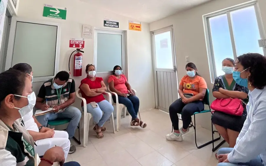 Personal del IMSS aplica medidas de contención y saneamiento en una comunidad para prevenir el avance y contagio del virus Coxsackie.