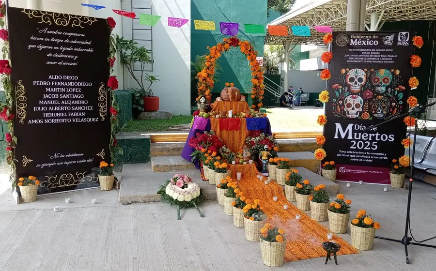 Un altar instalado en el IMSS Oaxaca como homenaje y reconocimiento a los trabajadores de la salud fallecidos a causa de la COVID-19.