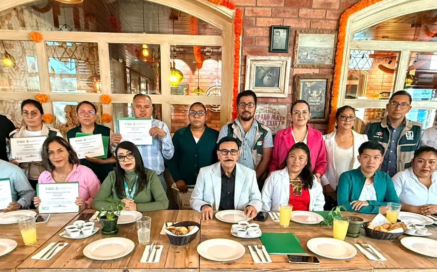 Brigadistas del IMSS reciben un reconocimiento por su labor de auxilio en Veracruz y Puebla, destacando su profesionalismo y compromiso humano.