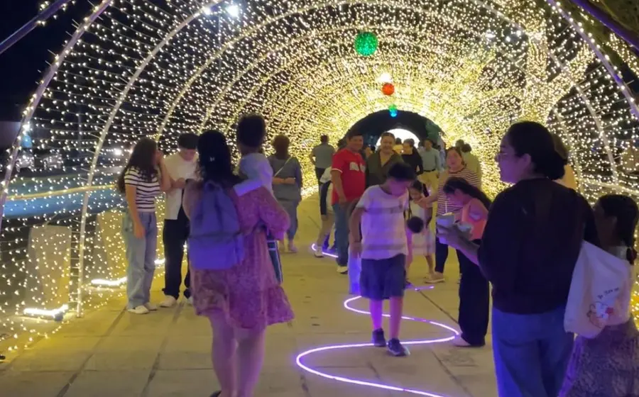 Varias familias de El Espinal disfrutan de las luces y decoraciones durante la inauguración oficial de la Villa Navideña municipal.