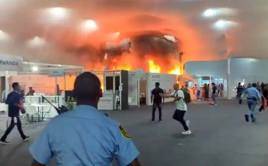 El pabellón central de la COP30 dañado por un incendio, con un gran agujero visible en el techo consumido por el fuego.