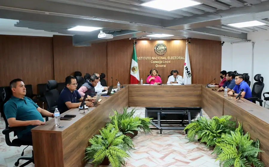 Personal del Instituto Nacional Electoral en Oaxaca durante el acto de renovación de la certificación de su Sistema de Gestión de Calidad.