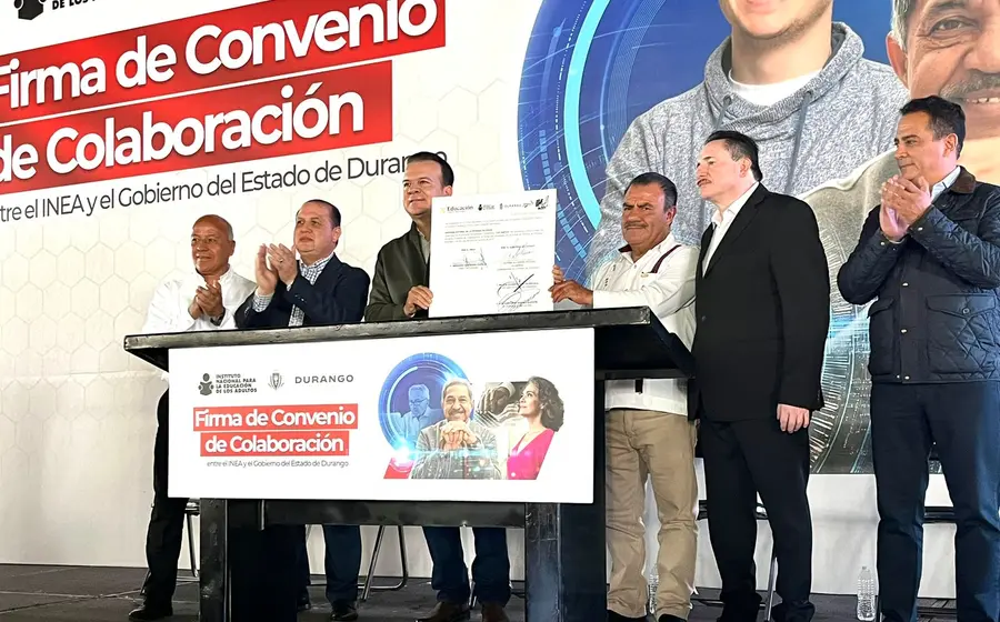 Entrega simbólica de constancias de alfabetización del INEA a personas que concluyeron su proceso educativo para aprender a leer y escribir en Durango.