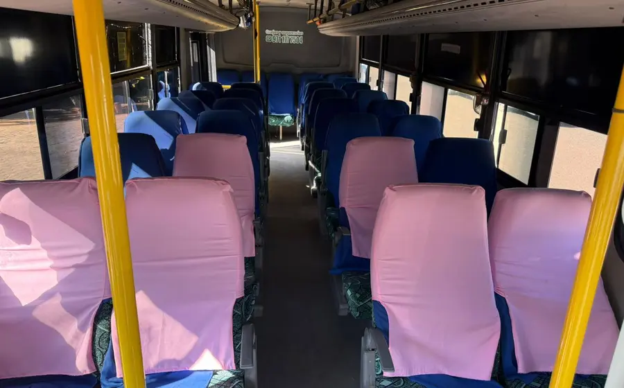 Asientos de transporte público con fundas color rosa que los designan como espacios exclusivos para mujeres, como parte de la iniciativa #NoVoySola.
