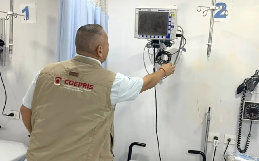 Personal de Coepris Tamaulipas realiza una inspección sanitaria en una clínica estética, como parte de un operativo de vigilancia en el estado.