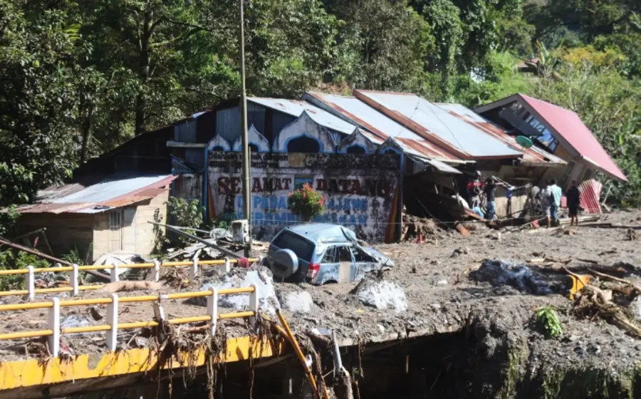 Devastadora escena de las inundaciones en Indonesia, mostrando cómo el agua y el lodo arrasaron con aldeas en las laderas montañosas.