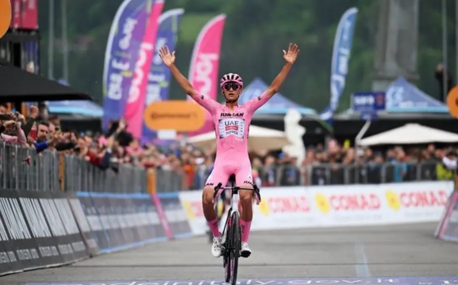 El ciclista mexicano Isaac del Toro posa para un retrato, ilusionado con su objetivo de competir en los Juegos Olímpicos de Los Ángeles 2028.