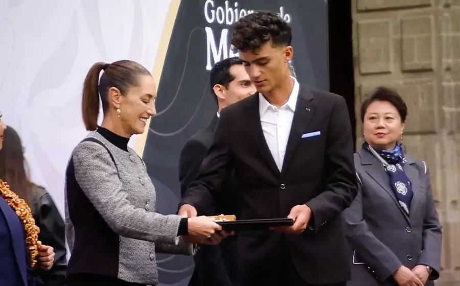 El ciclista Isaac del Toro recibe el Premio Nacional del Deporte 2025 de manos de la presidenta de México, Claudia Scheinbaum.