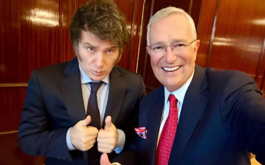 El presidente de Argentina, Javier Milei, posa en una fotografía junto al empresario mexicano Ricardo Salinas Pliego, figuras clave del artículo.