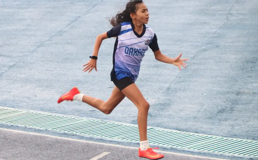La atleta oaxaqueña Jazmín Carolina posa con sus dos medallas de oro y una de plata del Campeonato Nacional de Atletismo en Veracruz.