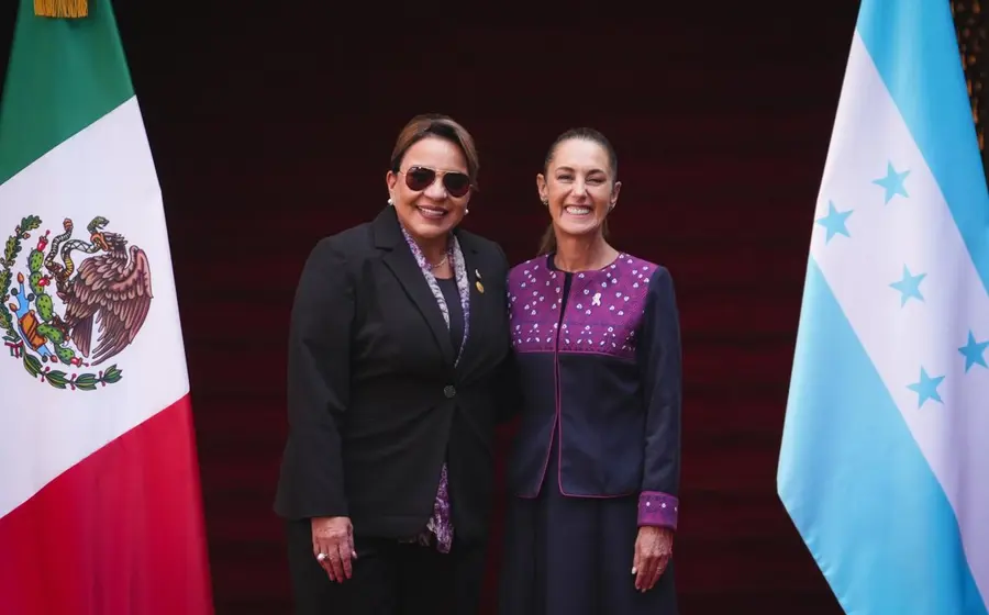 Las jefas de Estado de México y Honduras en una reunión oficial, destacando los importantes avances en materia de cooperación energética bilateral.