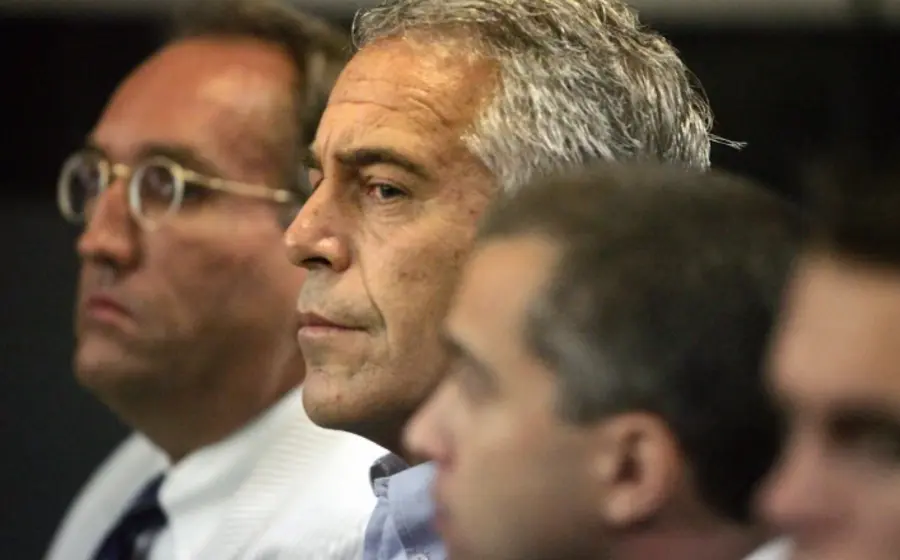 Fotografía de archivo que muestra a Jeffrey Epstein en el centro de un tribunal de Florida durante una audiencia en el año 2008.