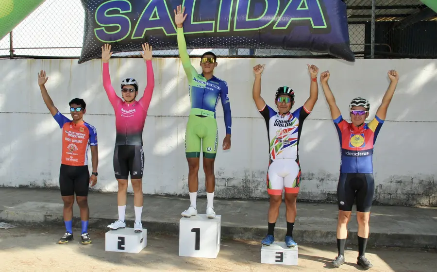 Los cinco primeros lugares de la categoría juvenil élite en el podio de premiación, celebrando tras el triunfo de José Luis Ramos.