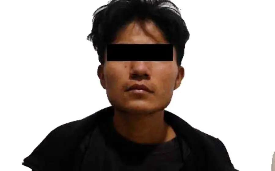 José N es detenido por las autoridades como presunto autor del robo de mercancía en una tienda de conveniencia OXXO.