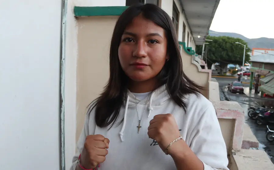 La joven boxeadora oaxaqueña Erika Alejandra Santiago, 'Kika', posa con determinación como una de las grandes promesas del deporte en Oaxaca.