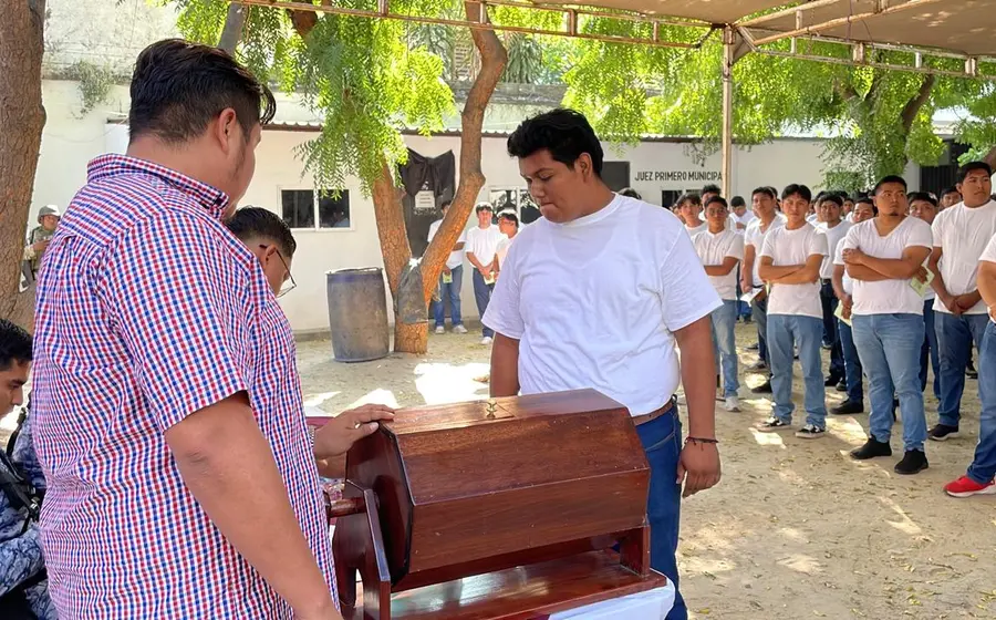 Autoridades militares anuncian una nueva modalidad durante el sorteo del Servicio Militar Nacional, frente a cientos de jóvenes conscriptos asistentes.