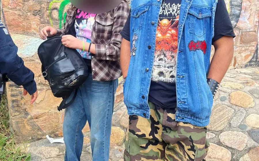 Las dos personas, un hombre y una mujer de 16 años de edad.