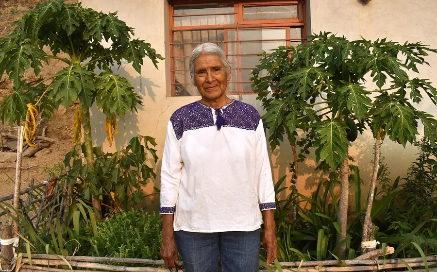 Juana Vásquez Vásquez, ganadora del Premio FAHHO-CaSa Emiliano Cruz 2025, reconocida por su labor de más de 45 años en la preservación cultural.