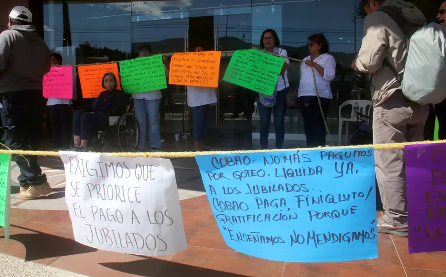 Un grupo de jubilados y pensionados del COBAO protestan frente a sus oficinas en la Avenida Universidad para exigir pagos pendientes.