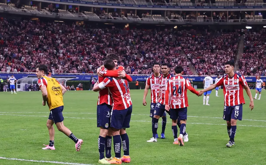 Jugadores del equipo de fútbol Chivas se felicitan mutuamente en el campo tras haber conseguido su pase a la liguilla.