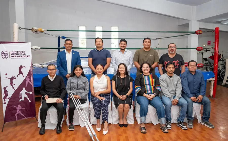 El jurado calificador para el Premio Municipal del Deporte 2025 queda oficialmente integrado y posa para la fotografía oficial del evento.