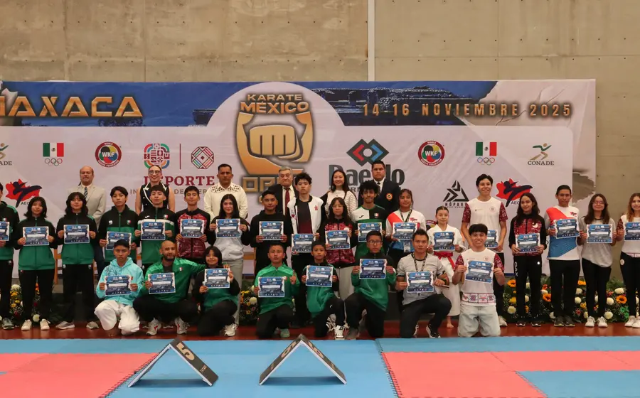 Karatecas que fueron reconocidos en la foto oficial con invitados especiales a la ceremonia