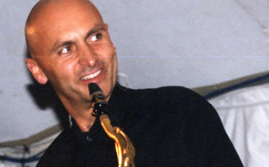 El saxofonista y compositor inglés, Kelvin Christiane, es retratado en una fotografía para un artículo dedicado al género musical del jazz.